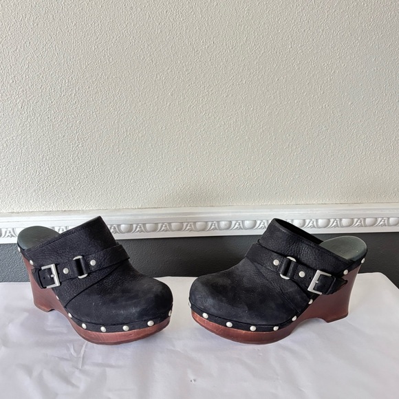 UGG Natalee Genuine Leather Sheep Skin Lined Black Studded Wedge Clogs Size 7 - Picture 3 of 9